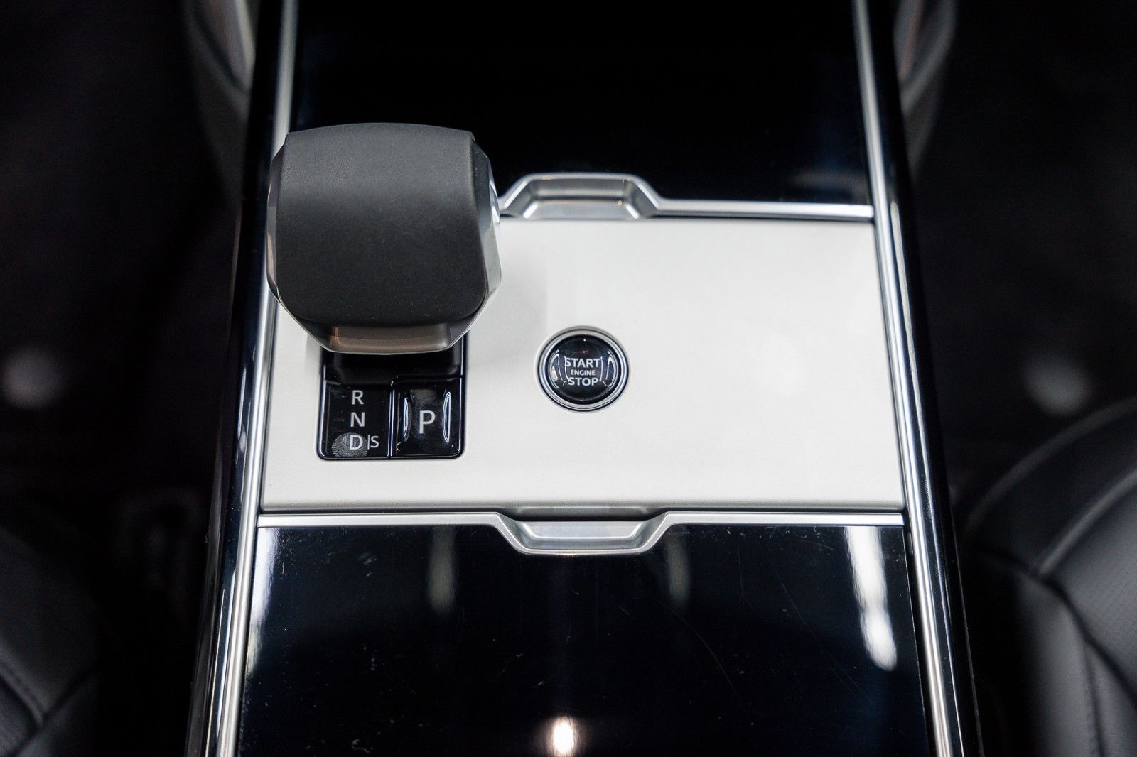 Fahrzeugabbildung Land Rover Range Rover P530 Autob. LWB Fond-TV 23''