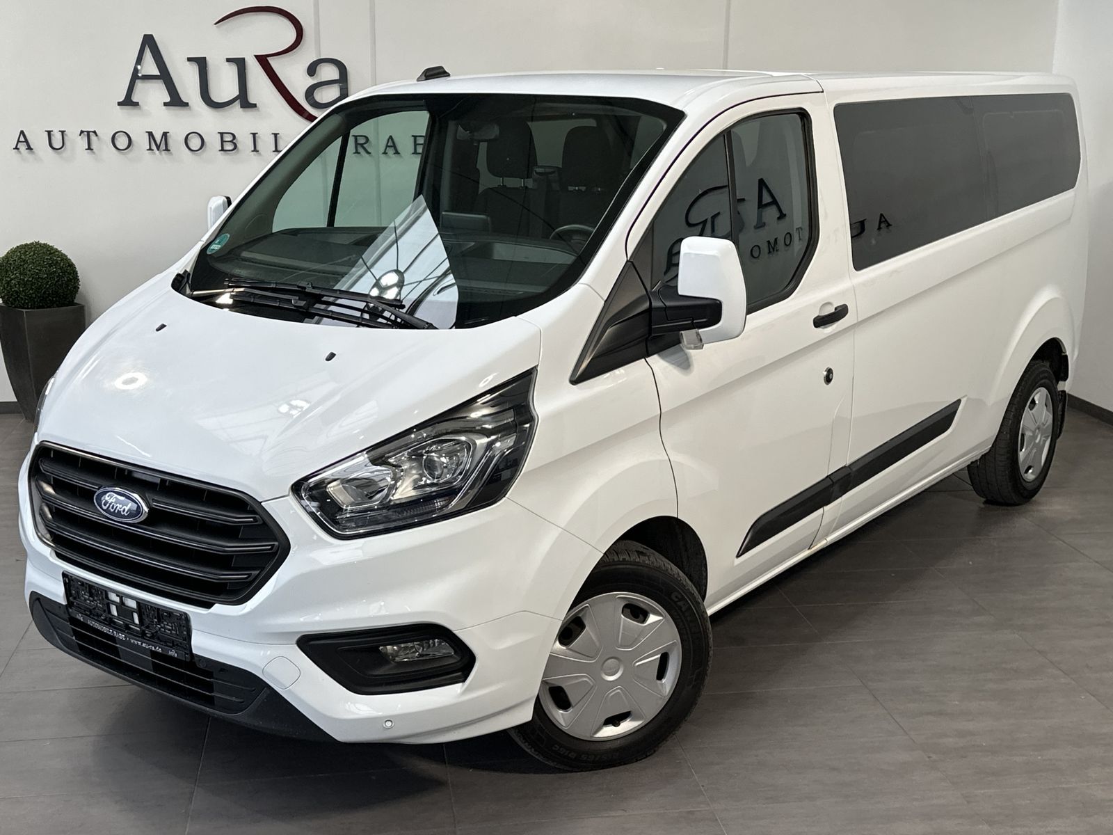 Fahrzeugabbildung Ford Transit Custom 340 L2H1 9-Sitzer NAV+SHZ+CARPLAY