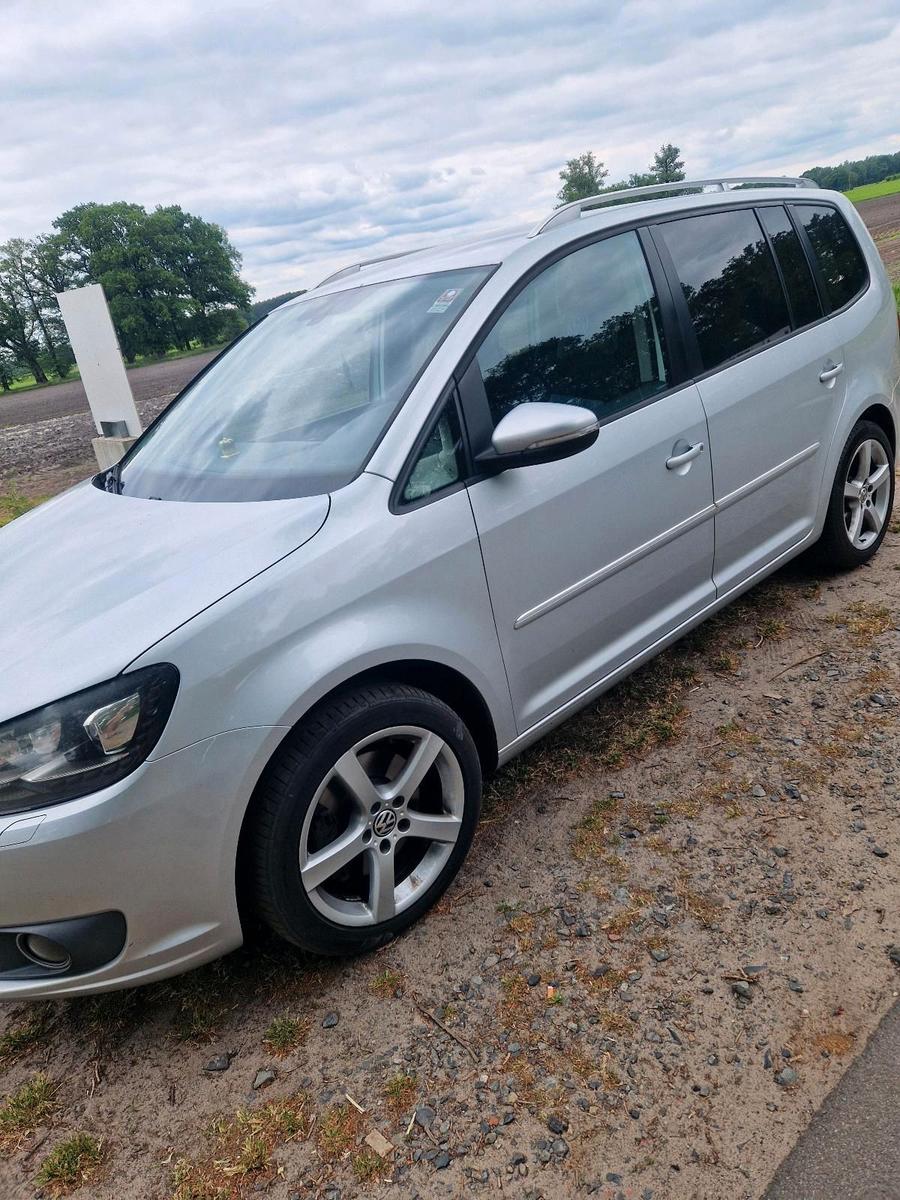 Volkswagen Touran 2010 — вигляд ззаду