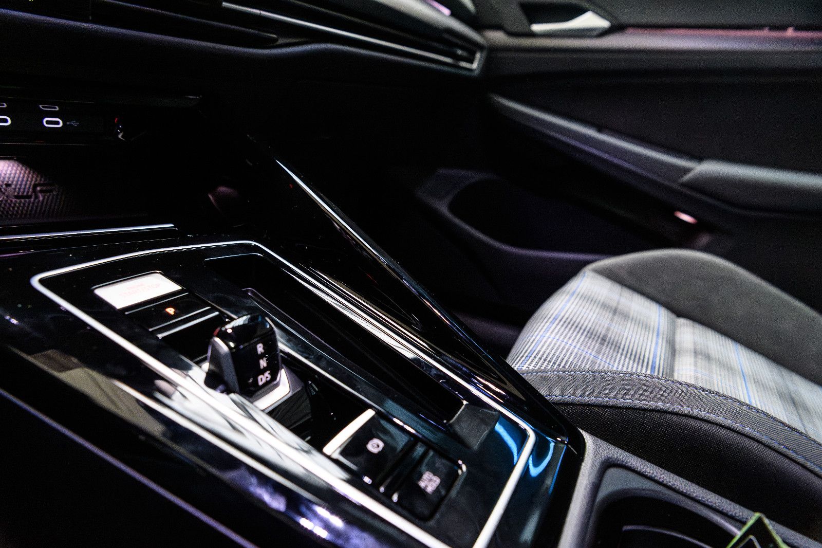 Fahrzeugabbildung Volkswagen Golf GTE BLACK-STYLE+ IQ-LIGHT