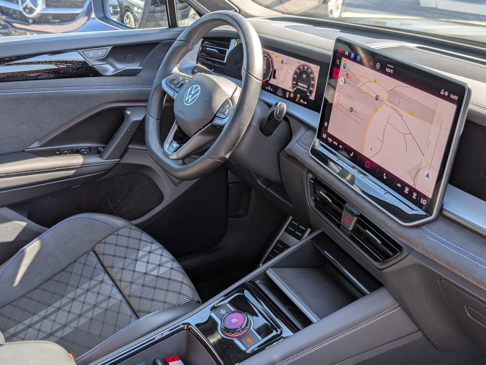 Fahrzeugabbildung Volkswagen Tayron 2.0TDI 4M R-Line 7Si*MATRIX*AHK*PANO*H&K