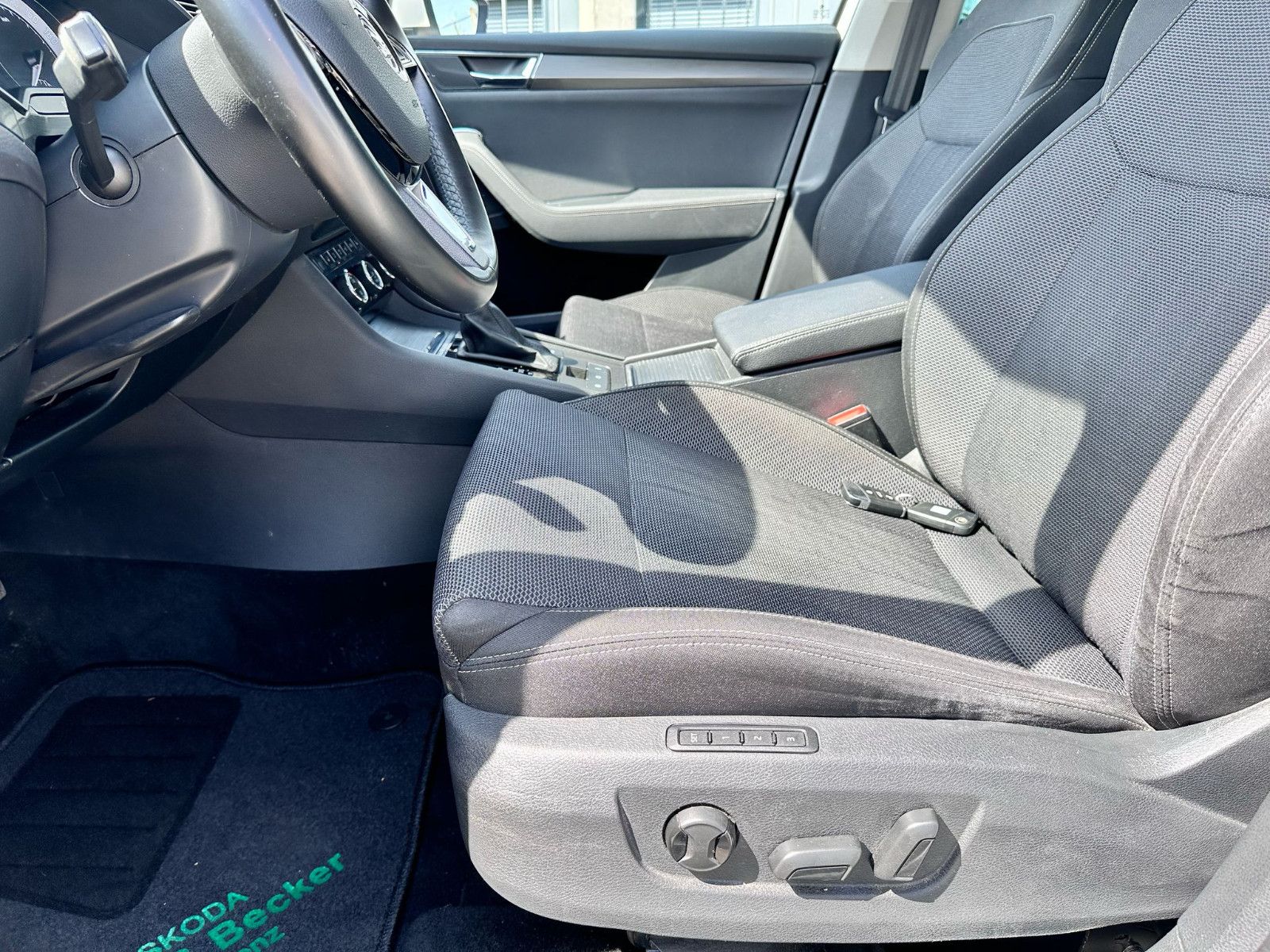 Fahrzeugabbildung SKODA Superb Combi Style / NAVI / GEPFLEGT