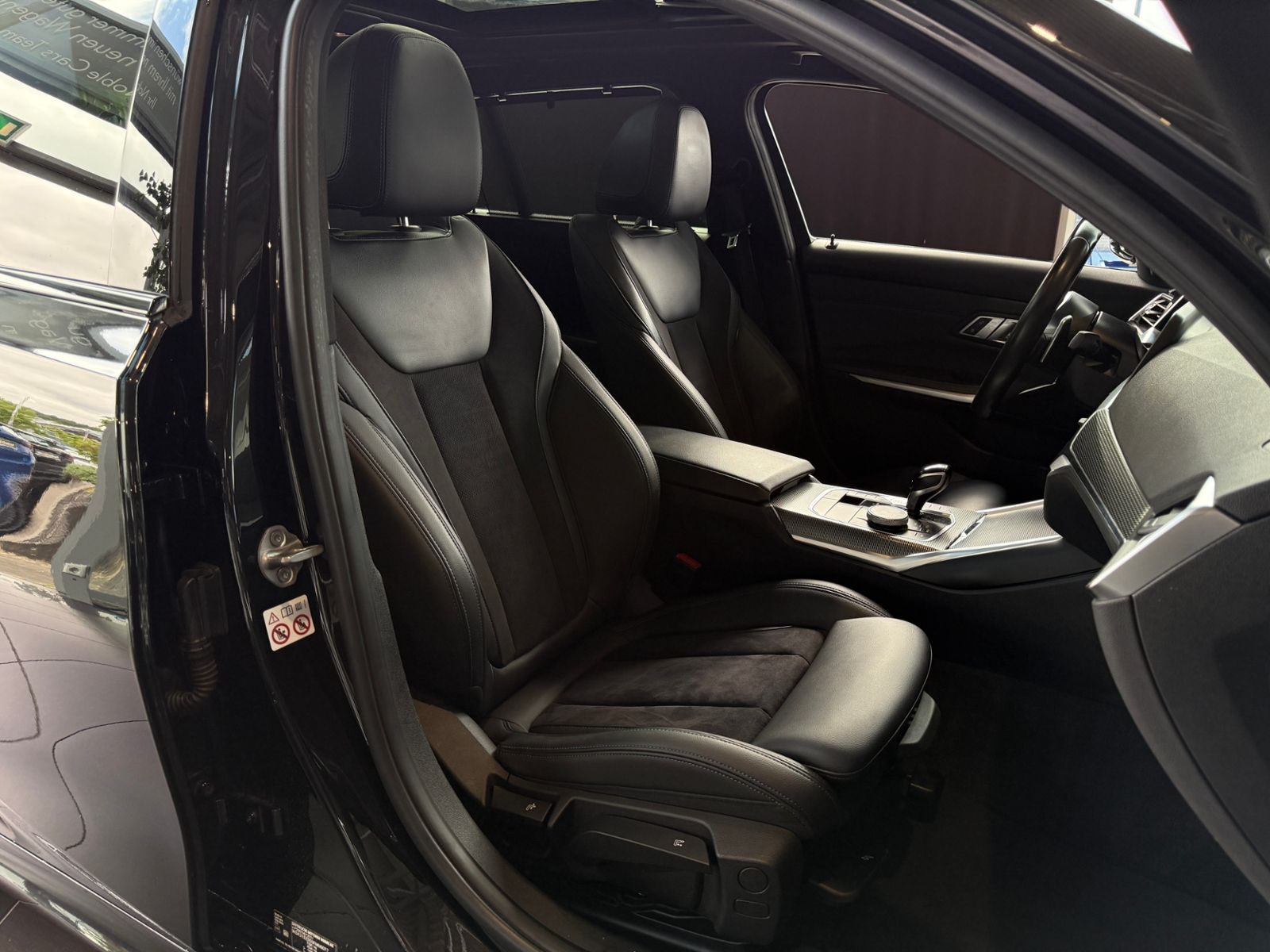 Fahrzeugabbildung BMW 320d xDrive M Sport PANO KAM LED