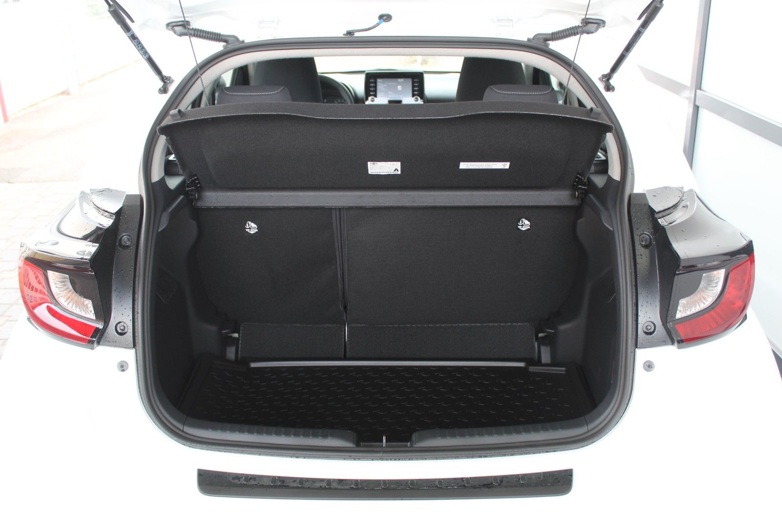 Fahrzeugabbildung Toyota Yaris 1.0 VVT-i Comfort inkl. Winterräder