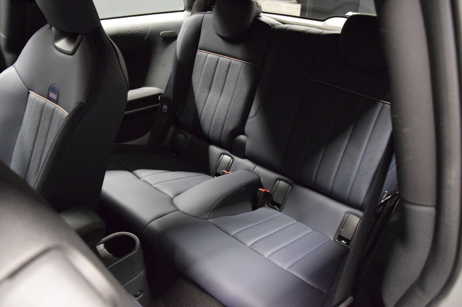 Fahrzeugabbildung MINI COOPER Mini 3-trg. Favoured Trim HeadUp Leder