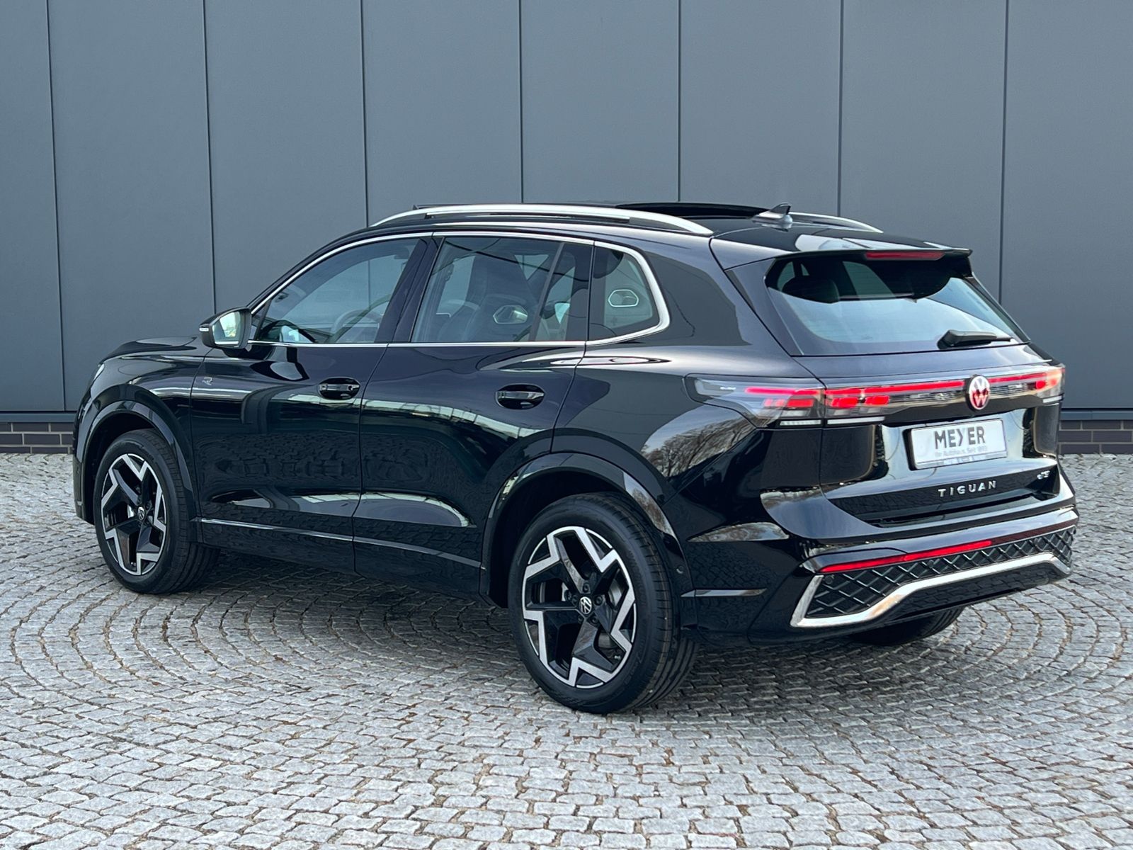 Fahrzeugabbildung Volkswagen Tiguan R-Line 1.5 eTSI DSG *AHK, ACC, IQ.Light,