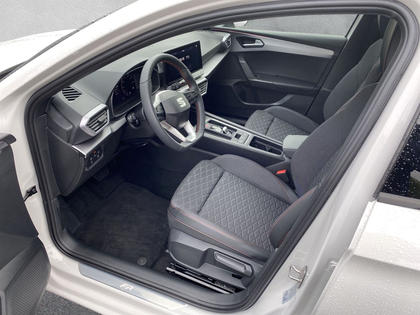 Fahrzeugabbildung SEAT Leon Seat  1,5 eTSI*PDC*NAVI*SHZ*ALLU*