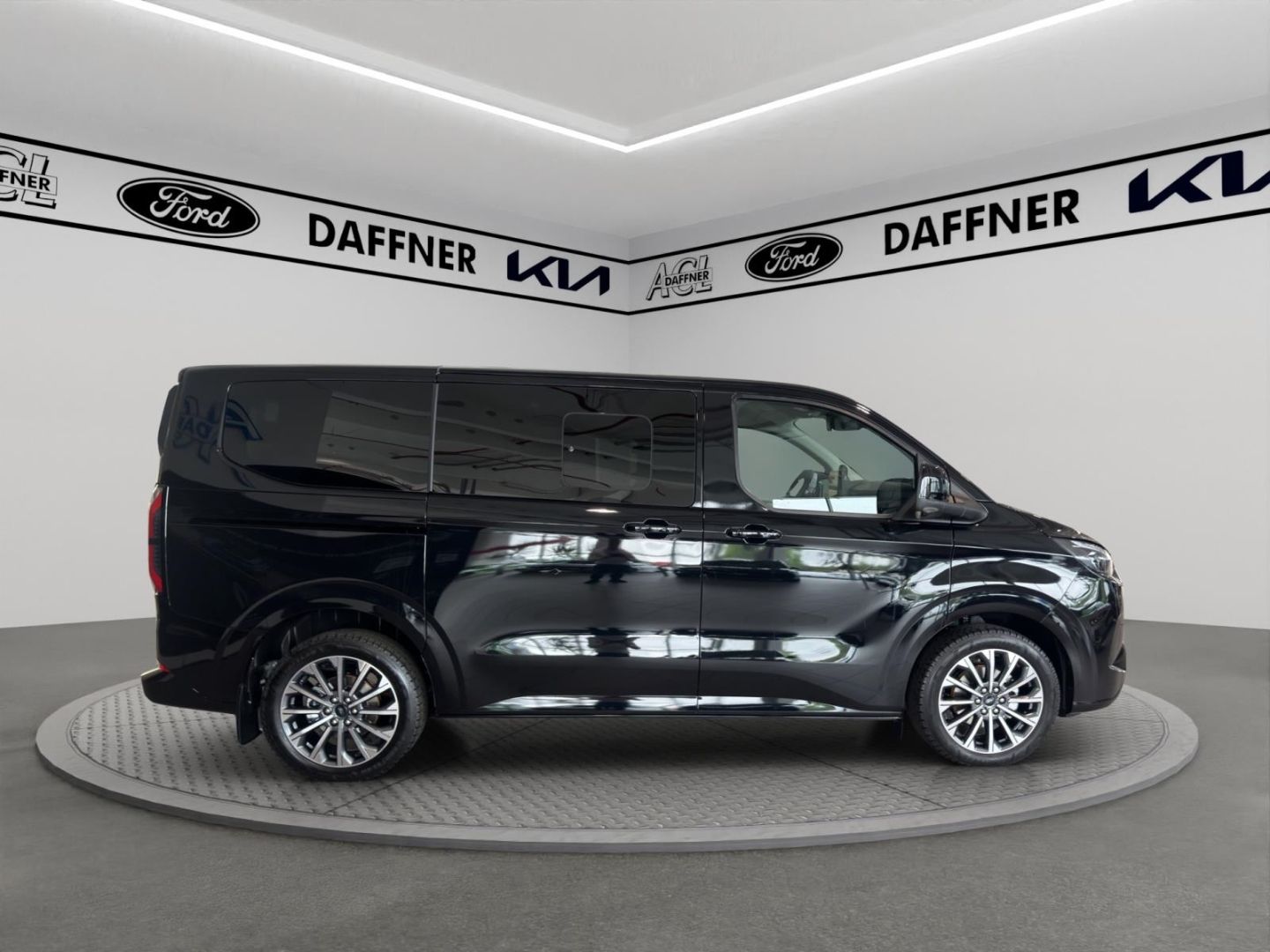 Fahrzeugabbildung Ford Tourneo Custom Bus Plug-in Hybrid 340 L1 Titaniu