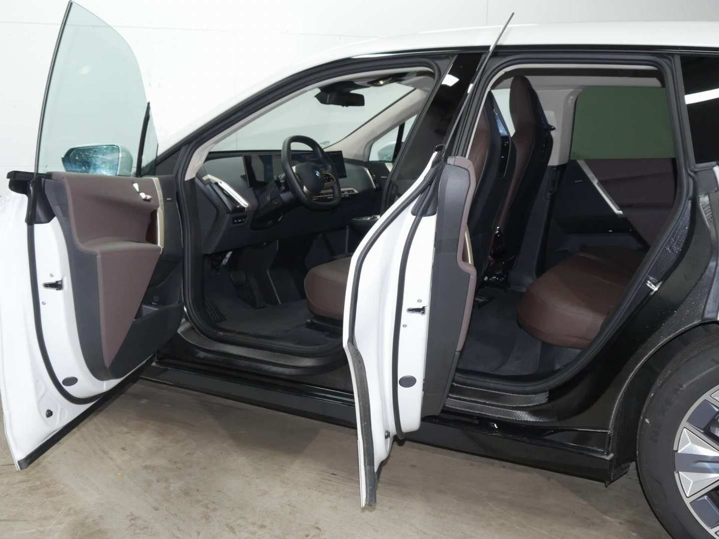 Fahrzeugabbildung BMW iX xDrive45 HK Surroung, Lenkradhzg, 21" Aerodyn