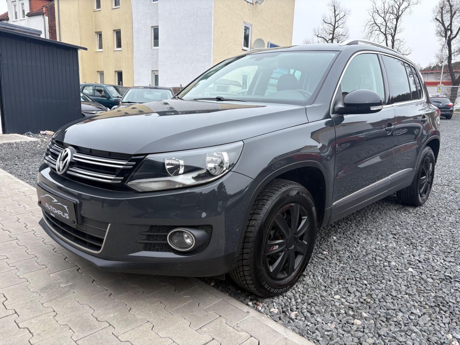 Volkswagen Tiguan - 1