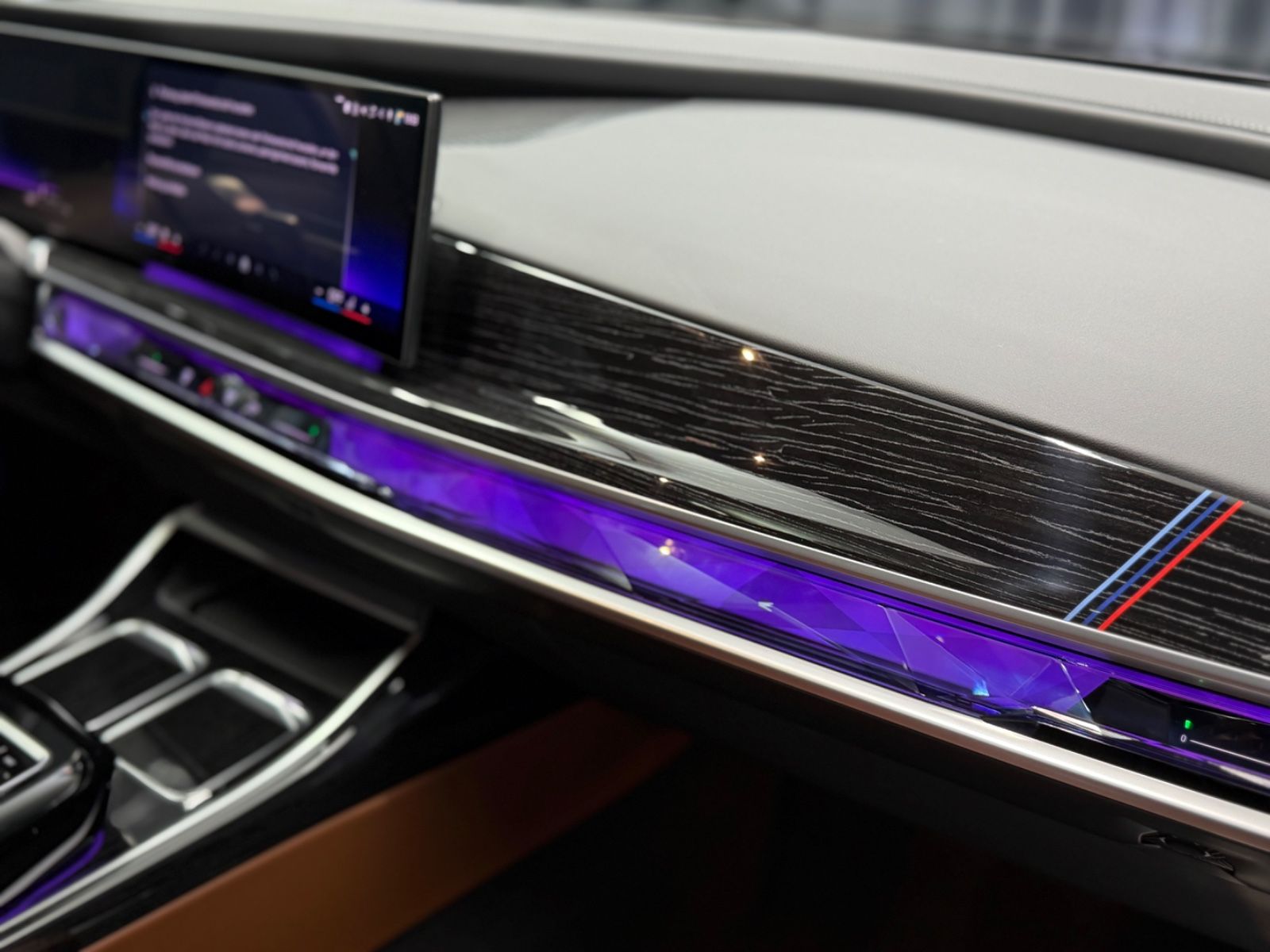 Fahrzeugabbildung BMW 750e xDrive M Sport Pro|TV|B&W|MASSAGE|SKY-LOUNG