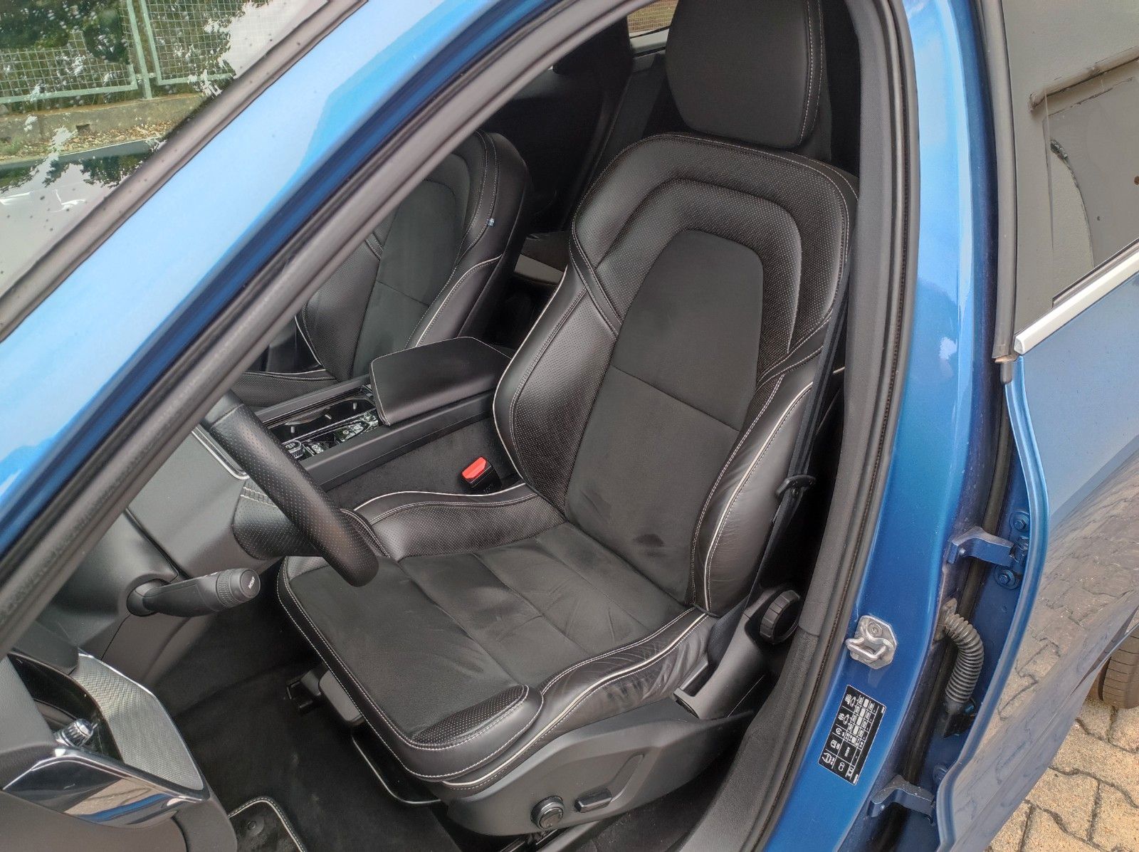 Volvo XC60 R Design PHEV AWD PANO Leder AHK LED Autom foto 7