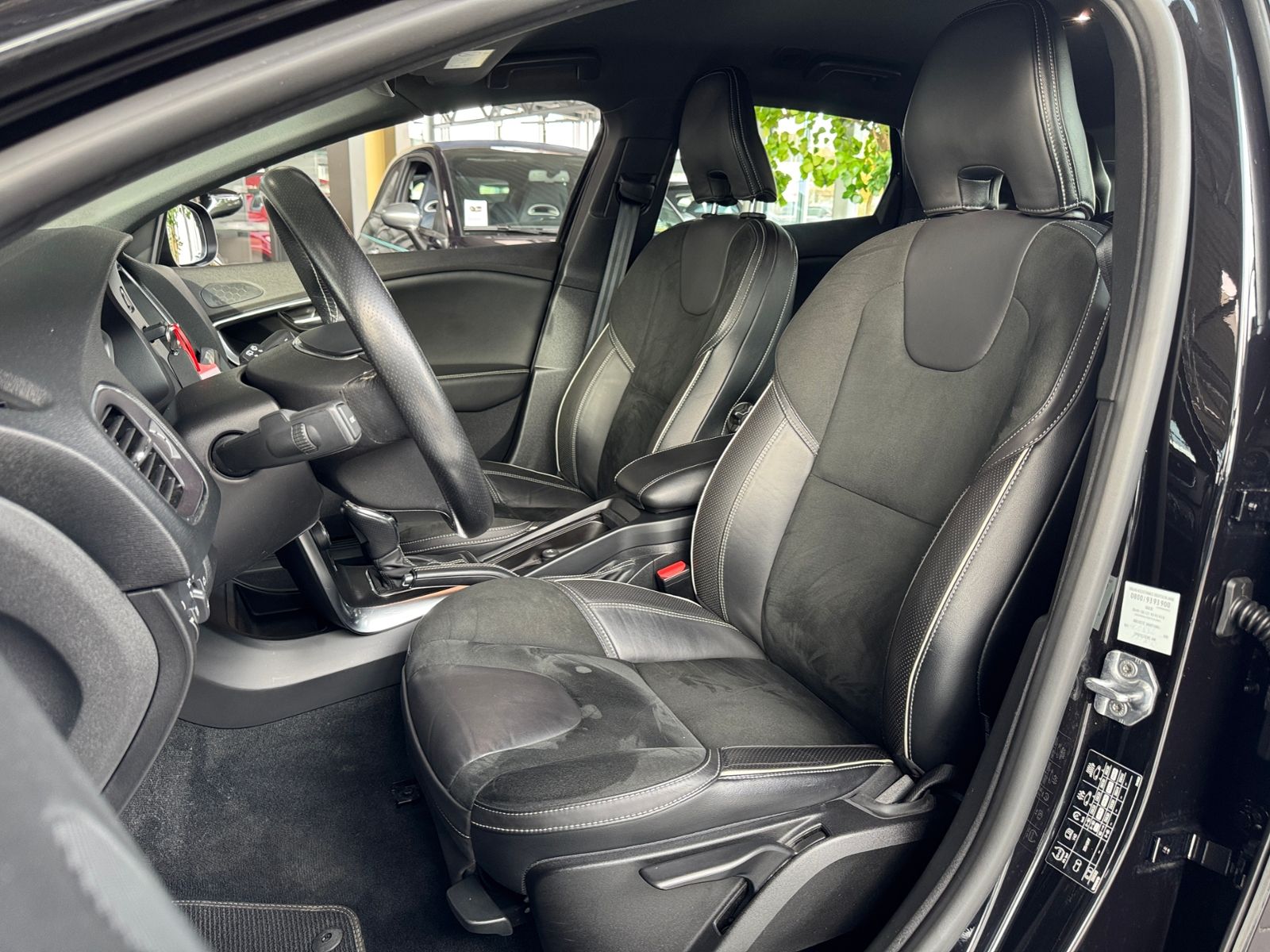 Fahrzeugabbildung Volvo V40 T3 Geartronic R Design LED ALU