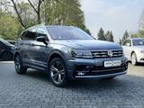 Volkswagen Tiguan Allspace R-Line / 4Motion / Pano / 1.Hand - mit Diesel-Antrieb: Berganfahrassistent, Geländewagen