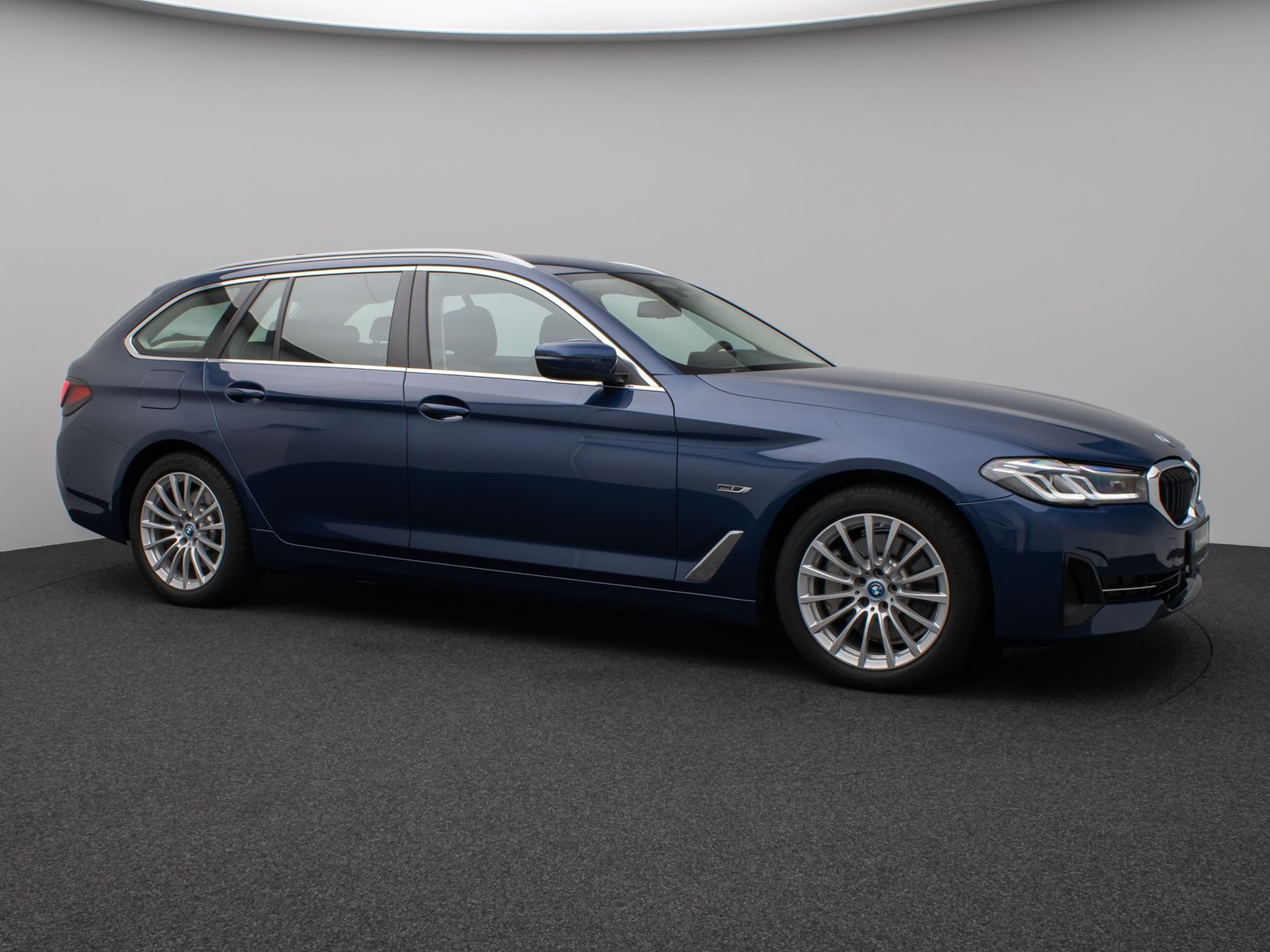 Fahrzeugabbildung BMW 530e Kamera Laser HUD DAB AHK Komfort Alarm ACC