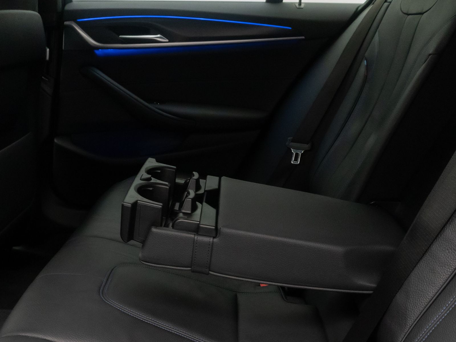 Fahrzeugabbildung BMW 520d M Sport Kamera DAB HUD 4xKlima HiFi 19Zoll