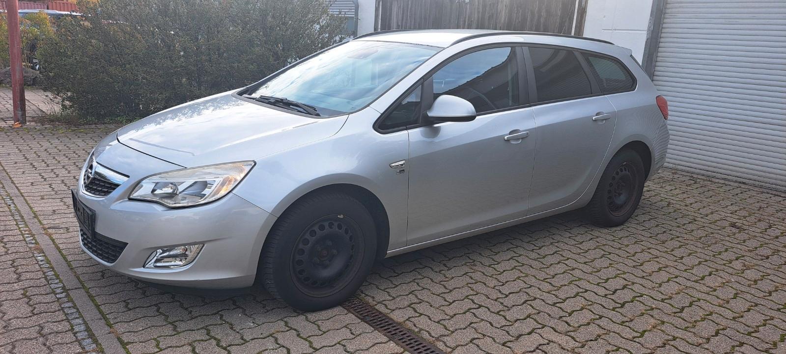 Opel Astra 2012 — rear view