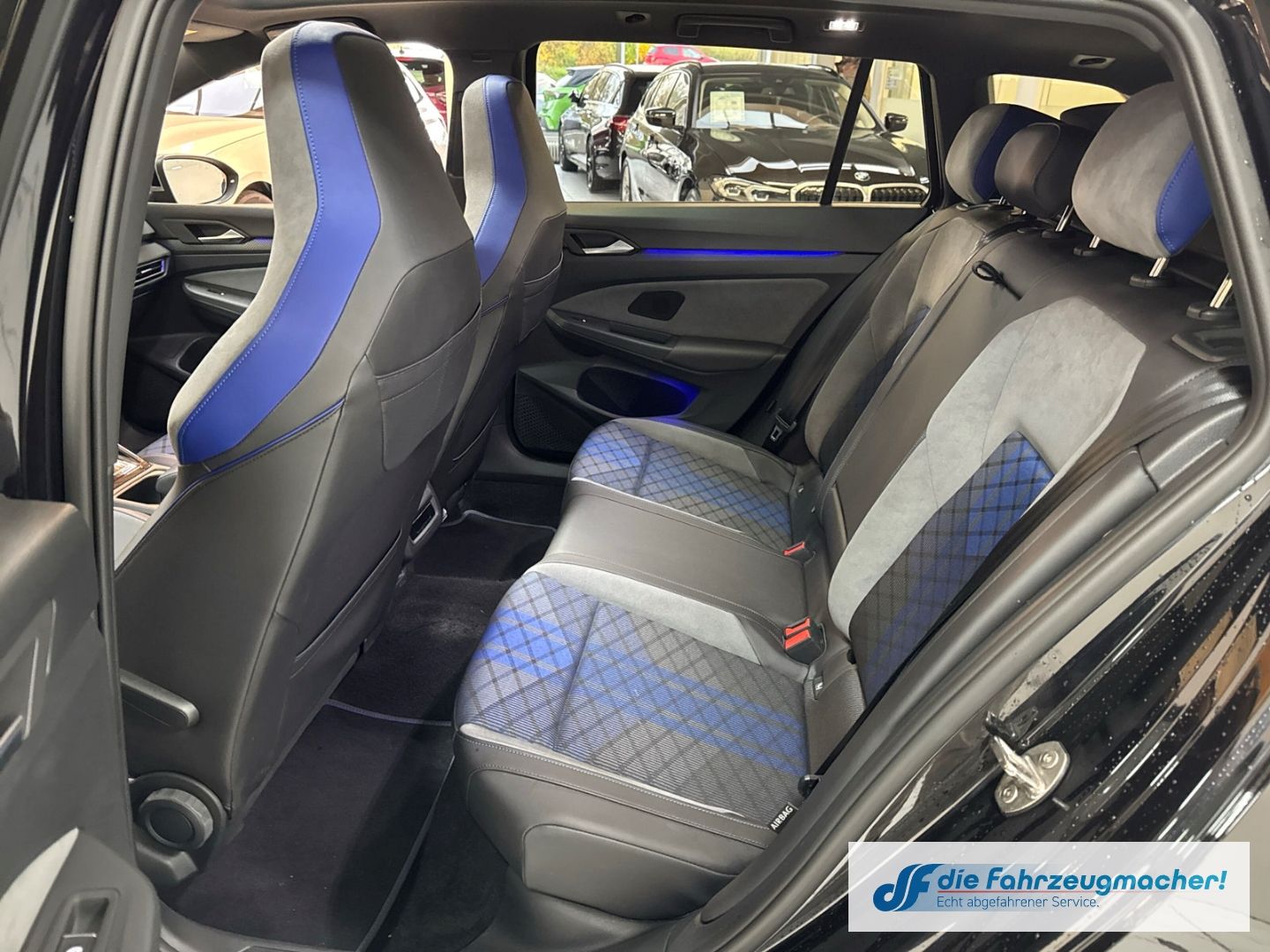 Fahrzeugabbildung Volkswagen Golf VIII Variant R Line 4Motion HUD AD AHK-klap