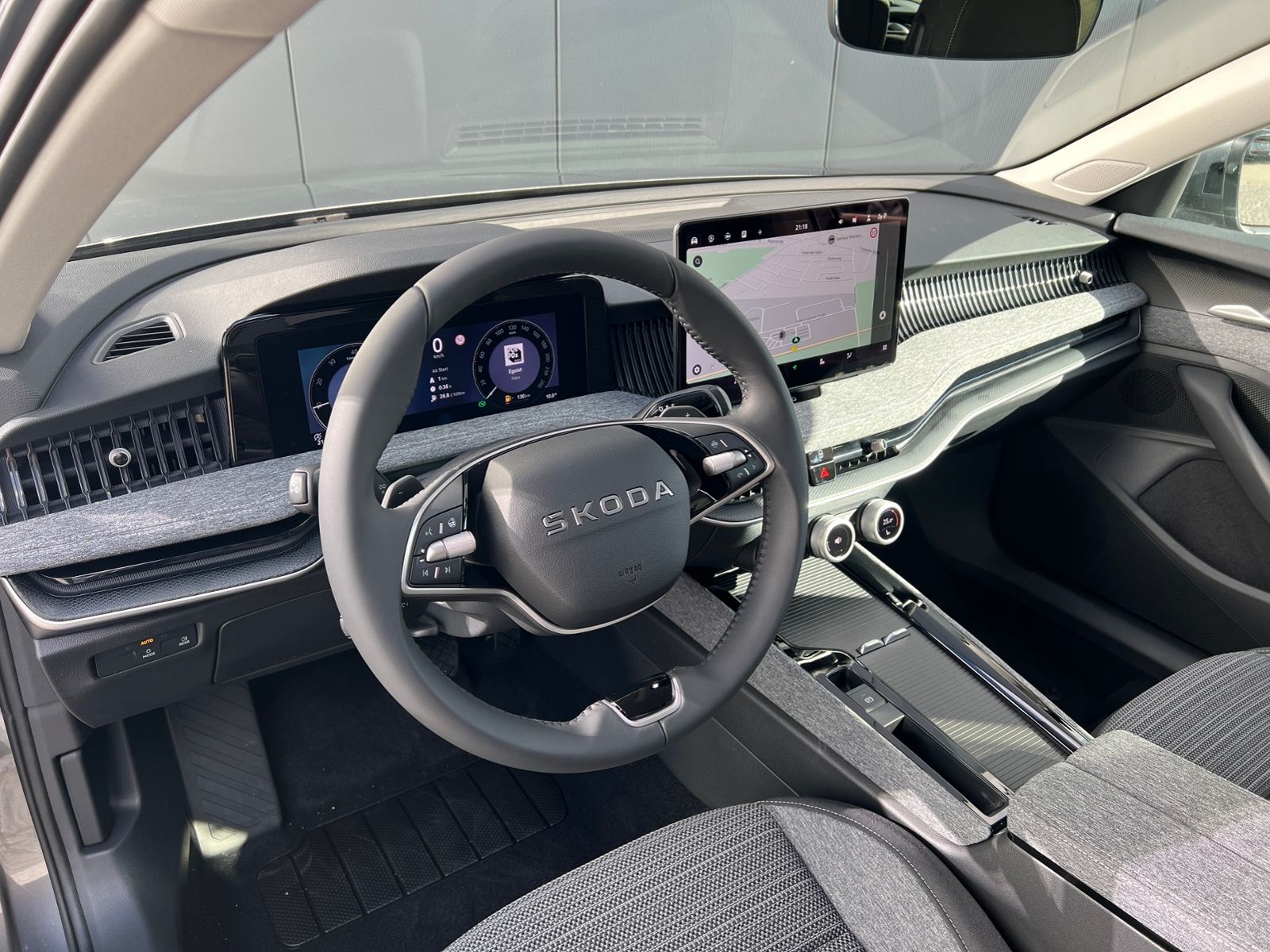 Fahrzeugabbildung SKODA Superb Combi Selection 2.0 TDI DSG *AHK, Navi, 1