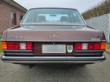 Mercedes-Benz 240D W123 Berline - Mercedes-Benz 240 mit Diesel-Antrieb