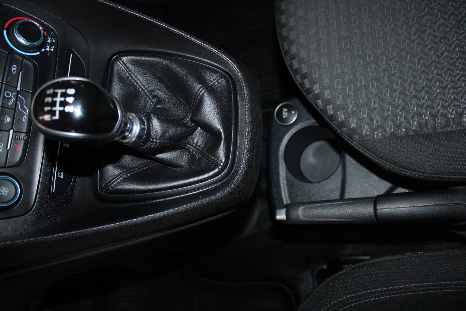 Fahrzeugabbildung Ford Transit Connect TREND KLIMA Standheizung 3-Sitze