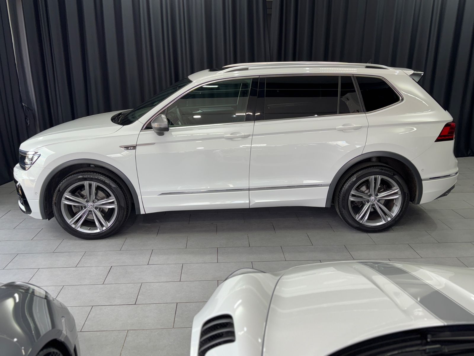 Fahrzeugabbildung Volkswagen Tiguan Allspace Highline 4Motion|R-LINE|PANO|AHK
