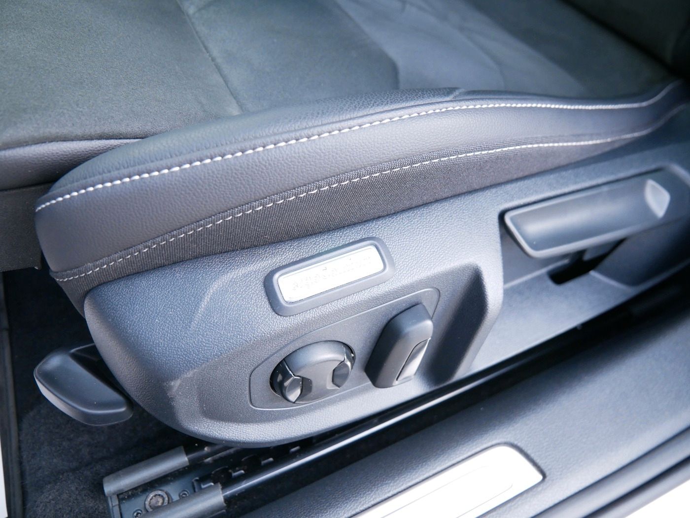 Fahrzeugabbildung Volkswagen Arteon SB 2.0 Elegance NEU60T DSG AHK Matrix KAM