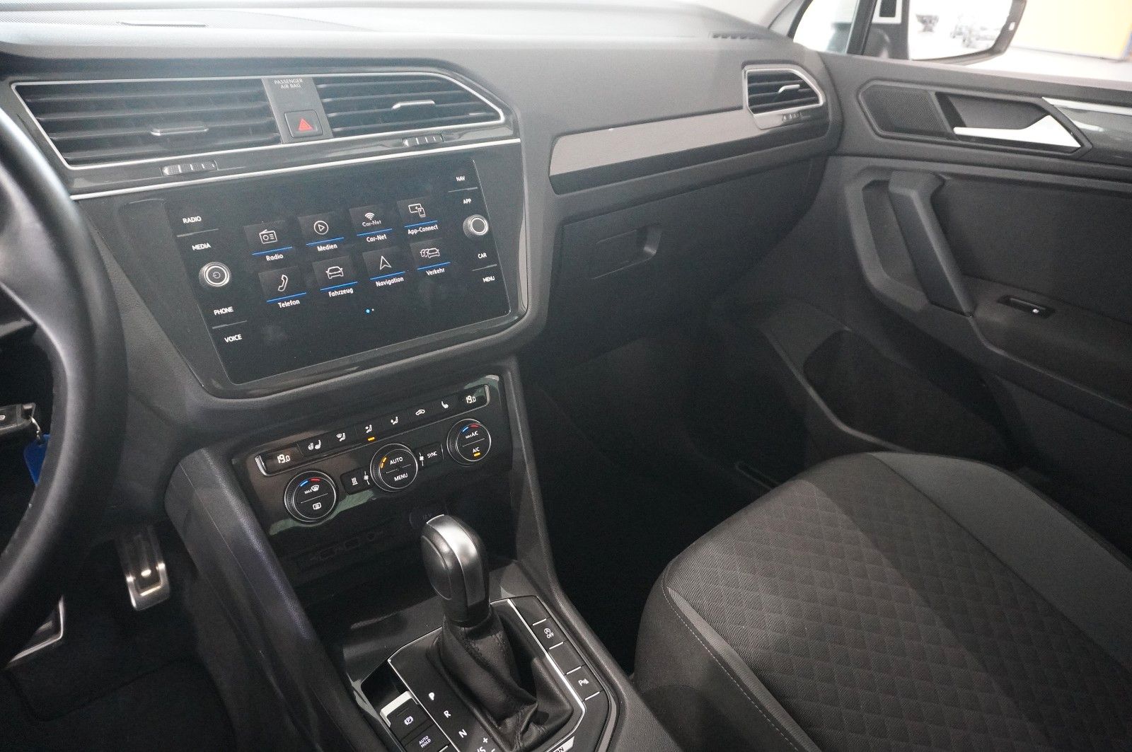 Fahrzeugabbildung Volkswagen Tiguan 2.0 TSI UNITED 4M DSG NAVI/LED/ACC/SH/AHK