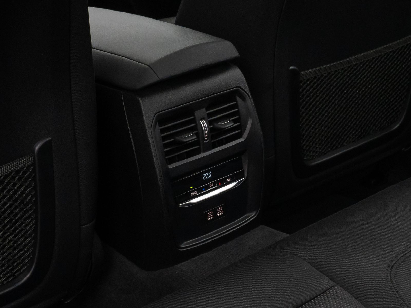 Fahrzeugabbildung BMW 320d xD  Glasdach Kamera DAB Geschwindigkeitsreg