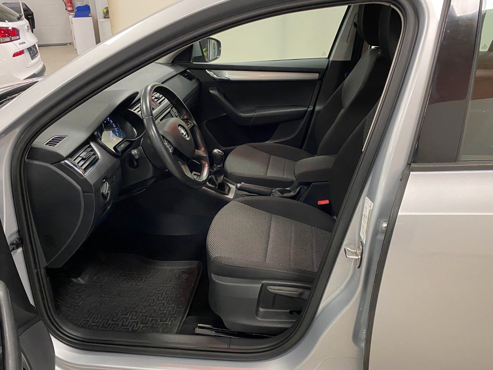 Fahrzeugabbildung SKODA Octavia 2.0 TDI Combi+NAVIGATION+ALU+ALLWETTER++