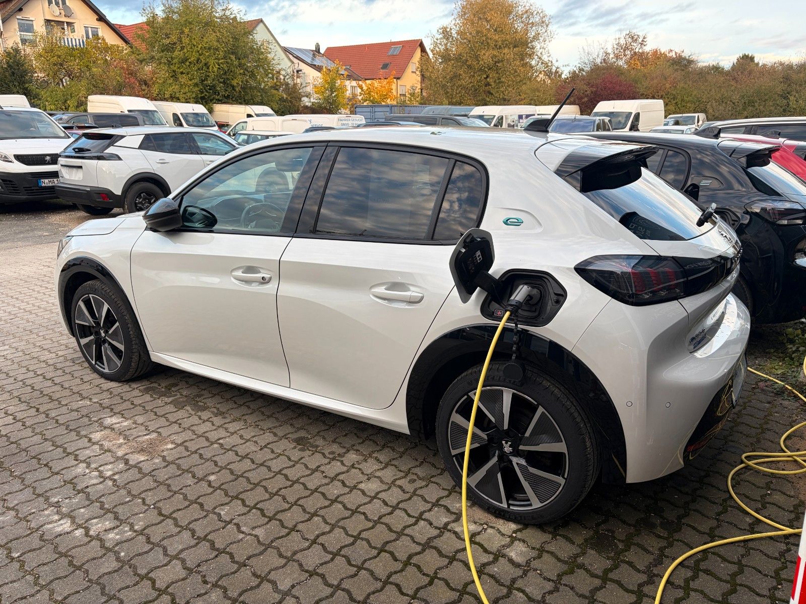 Peugeot e-208 136 GT *NAVI*LED*Kamera* imagem 3