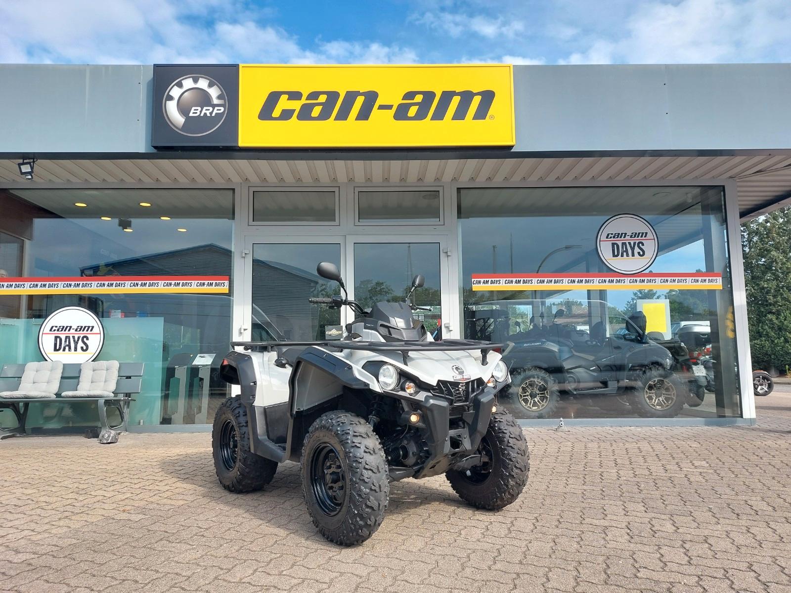 Can-Am Outlander 2015 — rear view