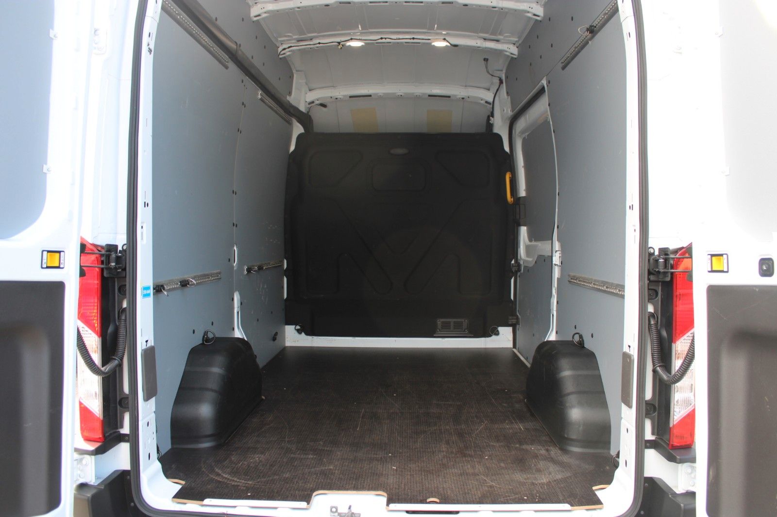 Fahrzeugabbildung Ford Transit 330 L2 H3 hoch TREND Kasten NAVI CAM ACC