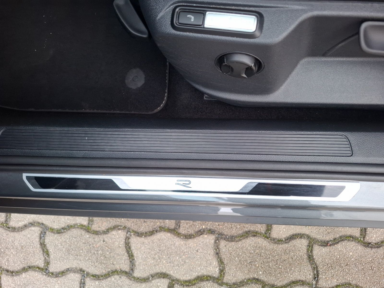 Fahrzeugabbildung Volkswagen T-Roc TDI R-Line DSG LED AHK Navi AID ACC RFK SH