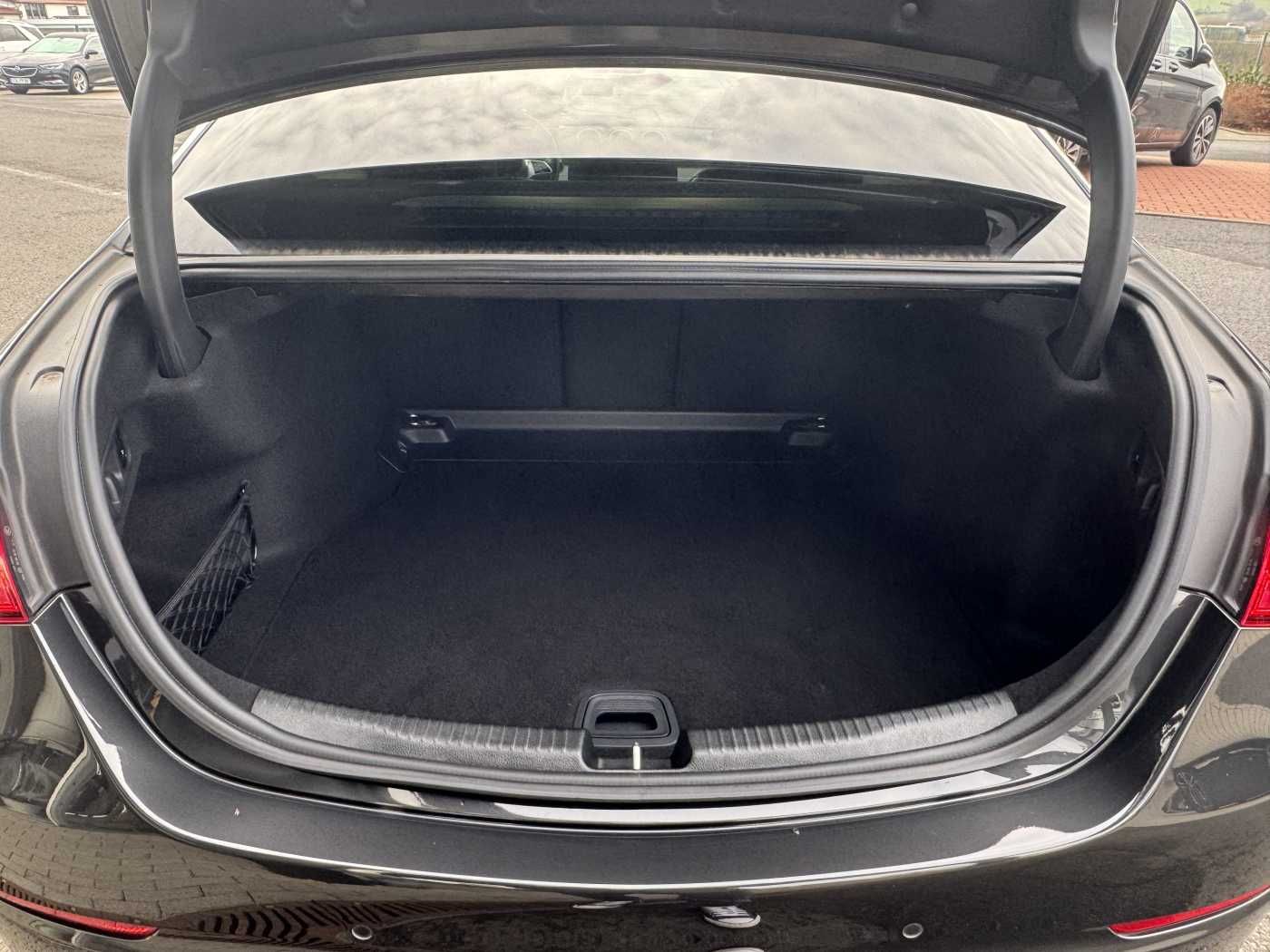 Fahrzeugabbildung Mercedes-Benz C 300d 9G AMG19'+Avantgarde+Distr+Digital +Ambie
