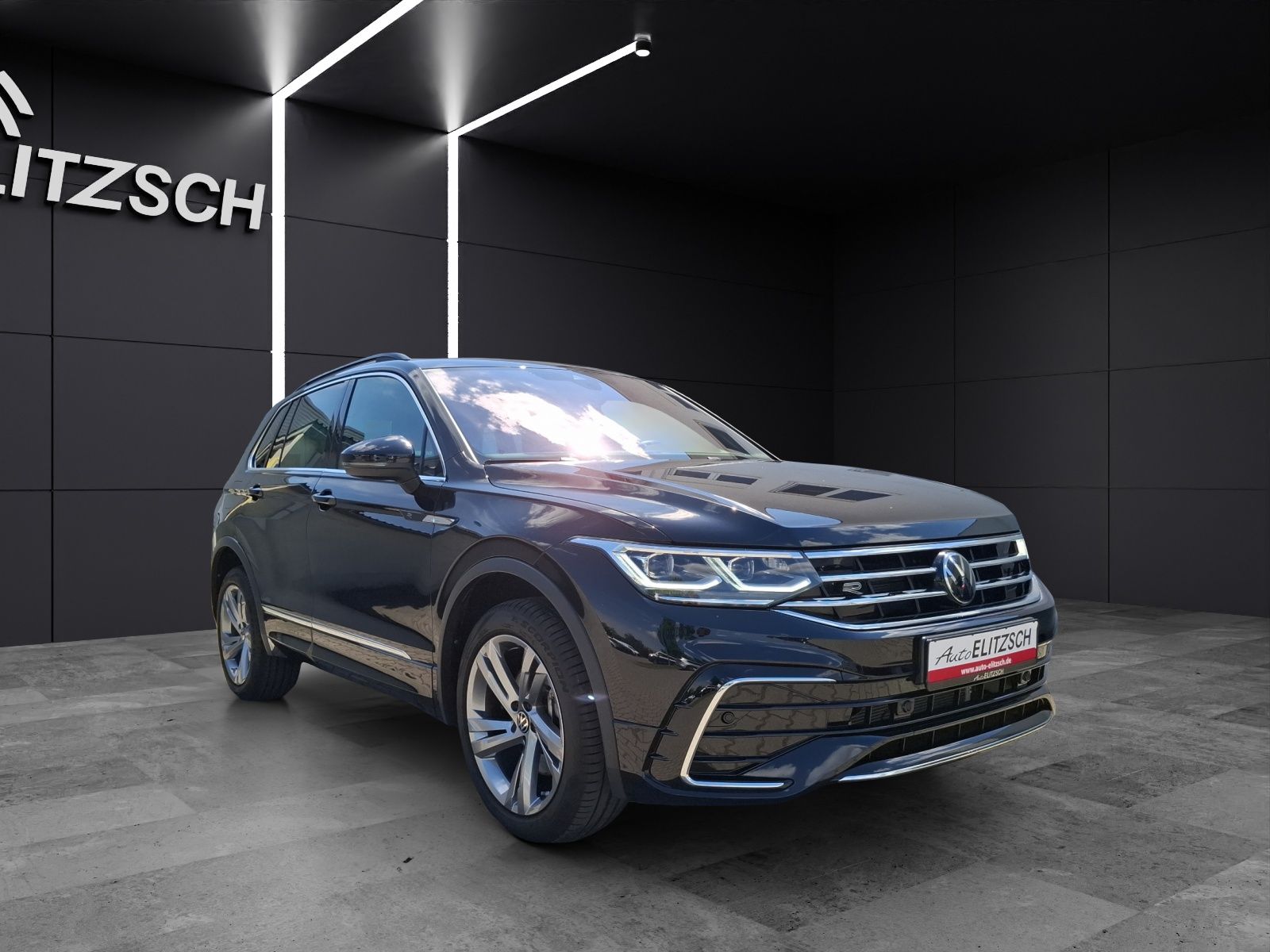 Fahrzeugabbildung Volkswagen Tiguan TDI R-Line DSG 4M STH Matrix AHK Navi AID