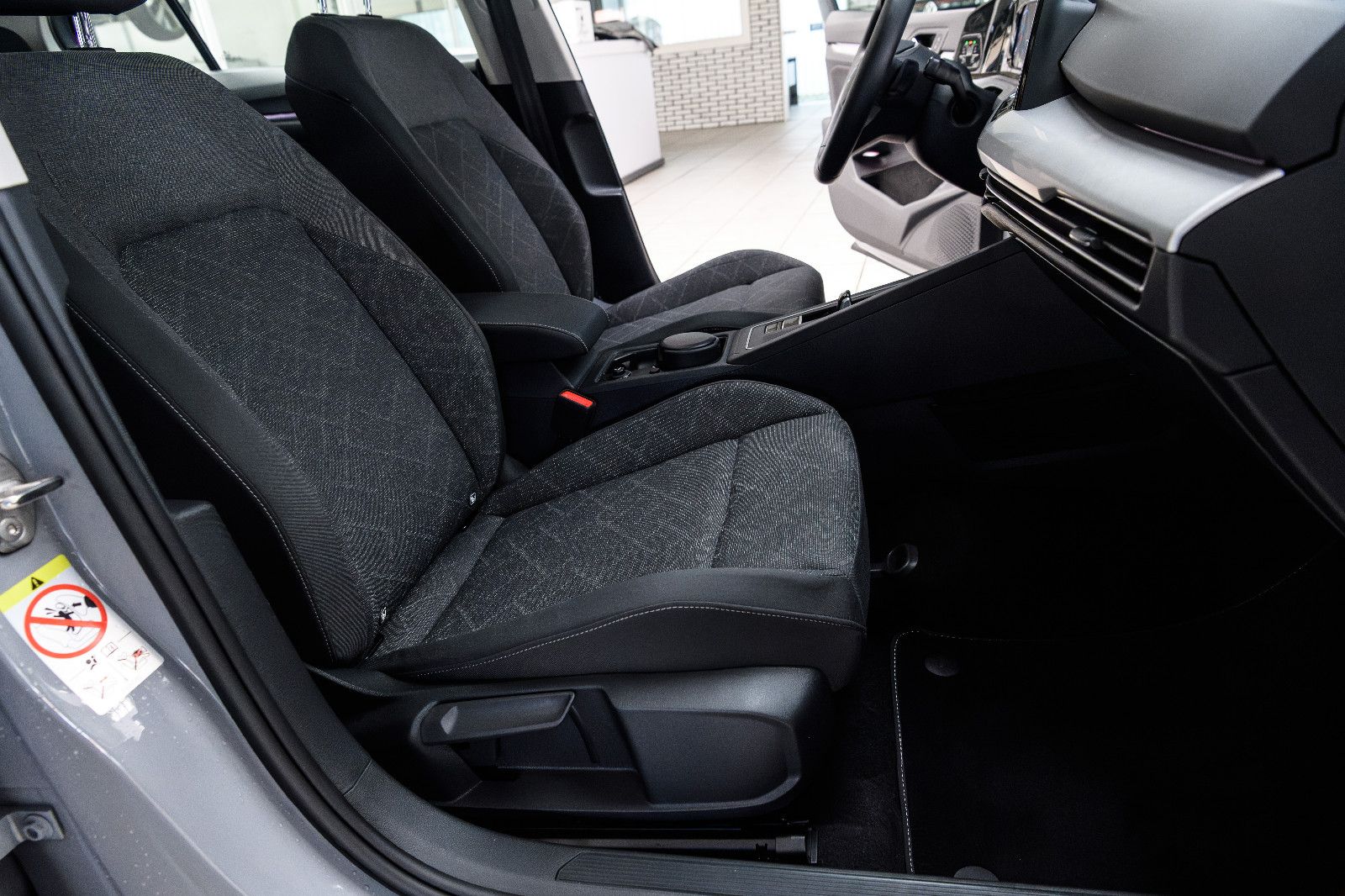 Fahrzeugabbildung Volkswagen Golf VIII Life +STHZ+LED+SHZ+NAVI+PANO+HEADUP