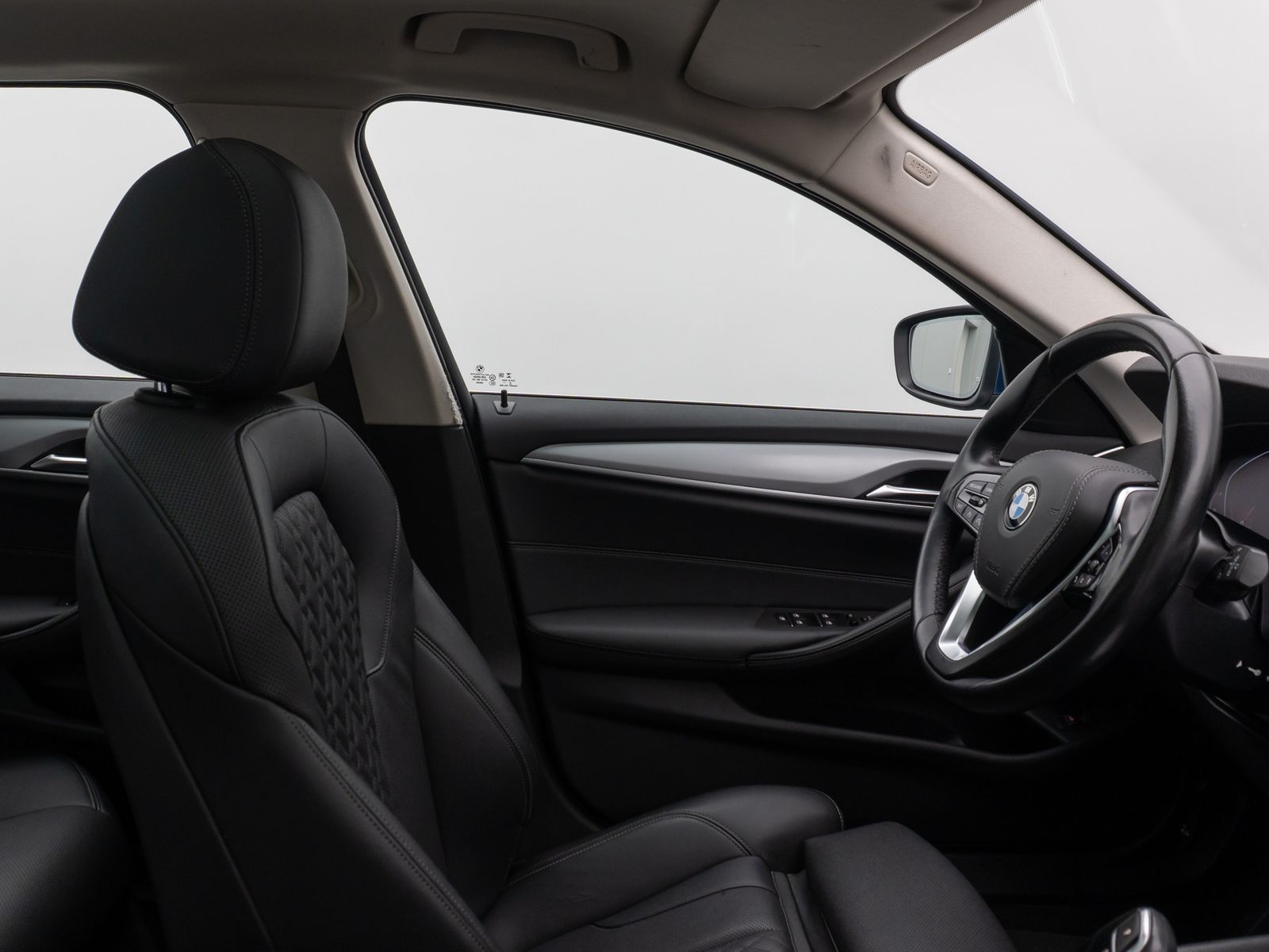 Fahrzeugabbildung BMW 530d Panorama Kamera HUD DAB Alarm AHK Sport