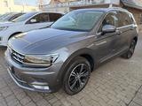 Volkswagen Tiguan 2.0 TSI DSG Highline 4Motion 1.Hand - mit Benzin-Antrieb: Geländewagen, 1.0