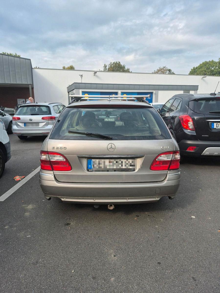 Mercedes-Benz E280 2006 — салон