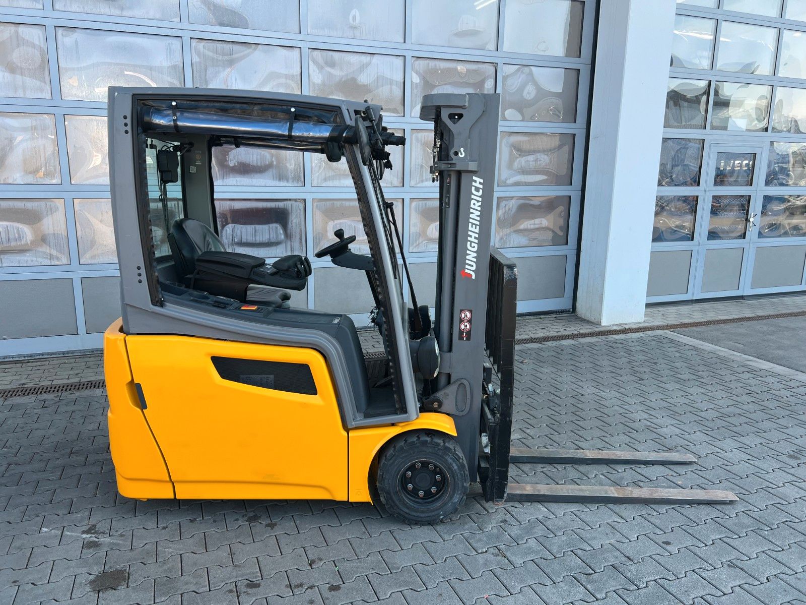 Fahrzeugabbildung Jungheinrich EFG 218 / Triplex 4.30m / SS / nur 1.738h