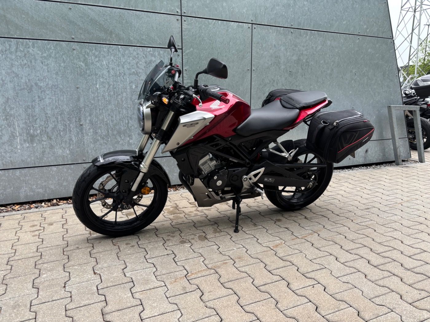 Fahrzeugabbildung Honda CB 125 R, Koffer, Windschild