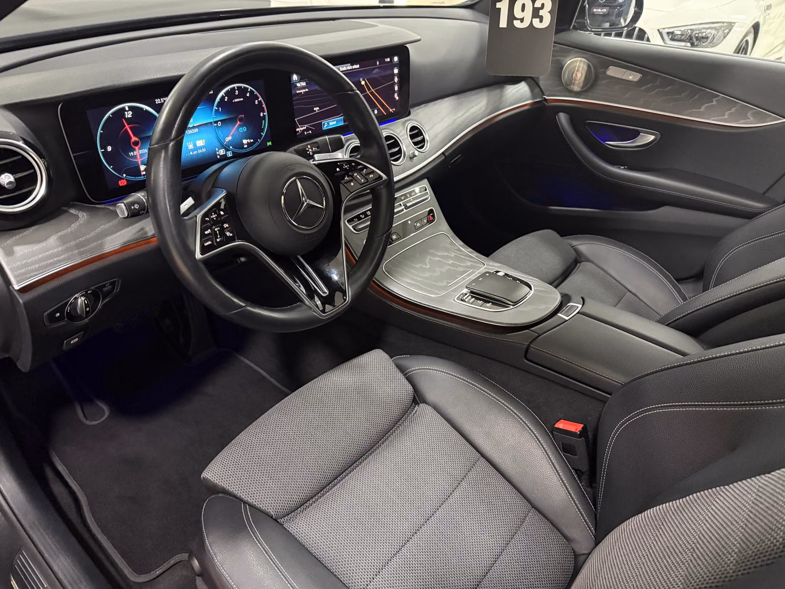 Mercedes-Benz E 300 de T 9G AMG-LINE*PANO*360*DISTR*AMBI*AHK*