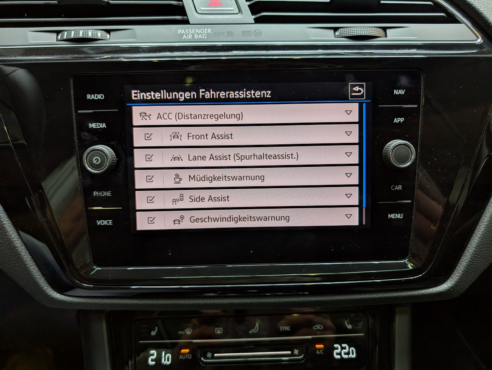 Fahrzeugabbildung Volkswagen Touran 2.0 DSG R-Line High. Pano 7-Si IQ.Dri AHK