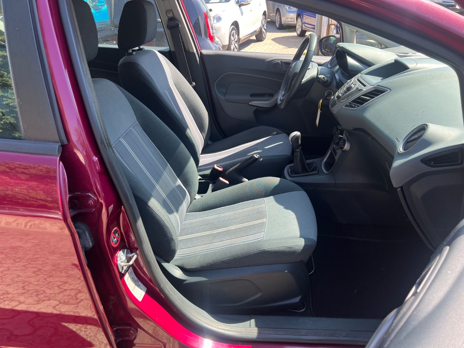 Fahrzeugabbildung Ford Fiesta Sonderlack * 2.HAND * TÜV NEU *