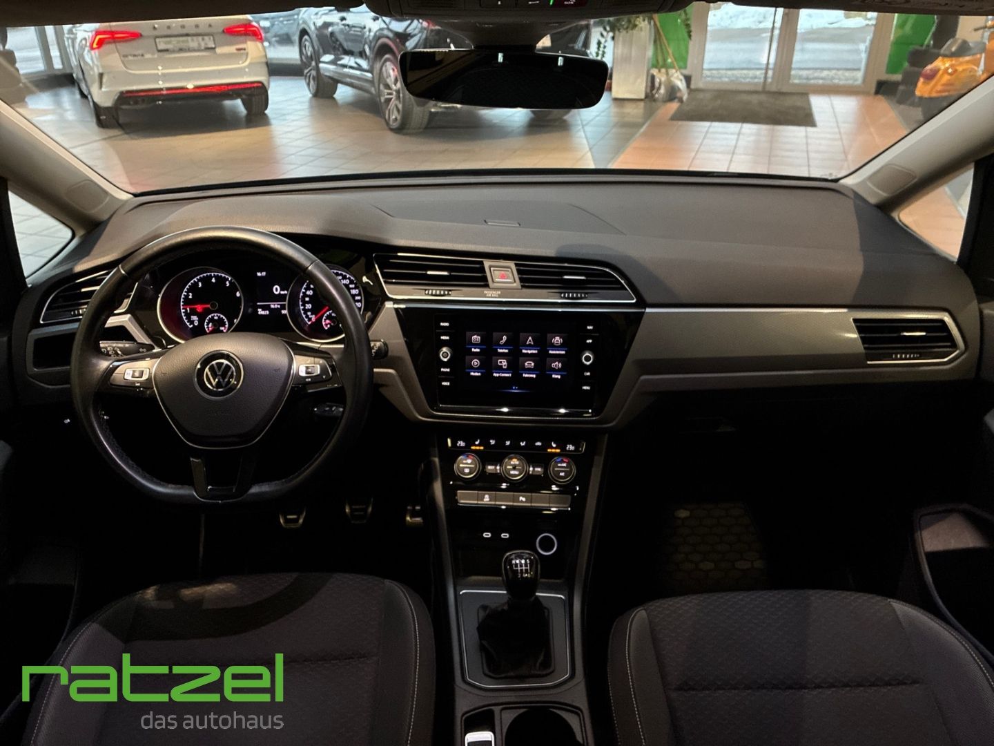 Fahrzeugabbildung Volkswagen Touran Active 1.5 TSI 6-Gang AHK+El. Panodach