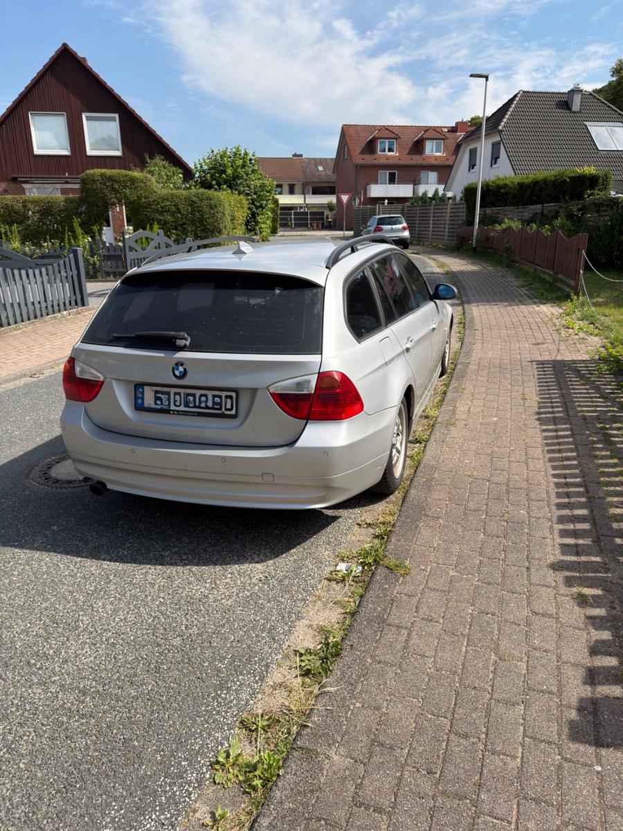 BMW 320 2007 — rear view