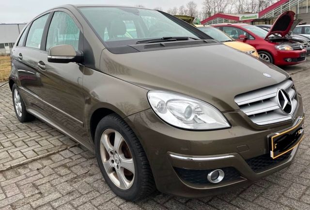 Mercedes-Benz B 180 CDI*PANO*AHK*TEMPOMAT*T-LEDER