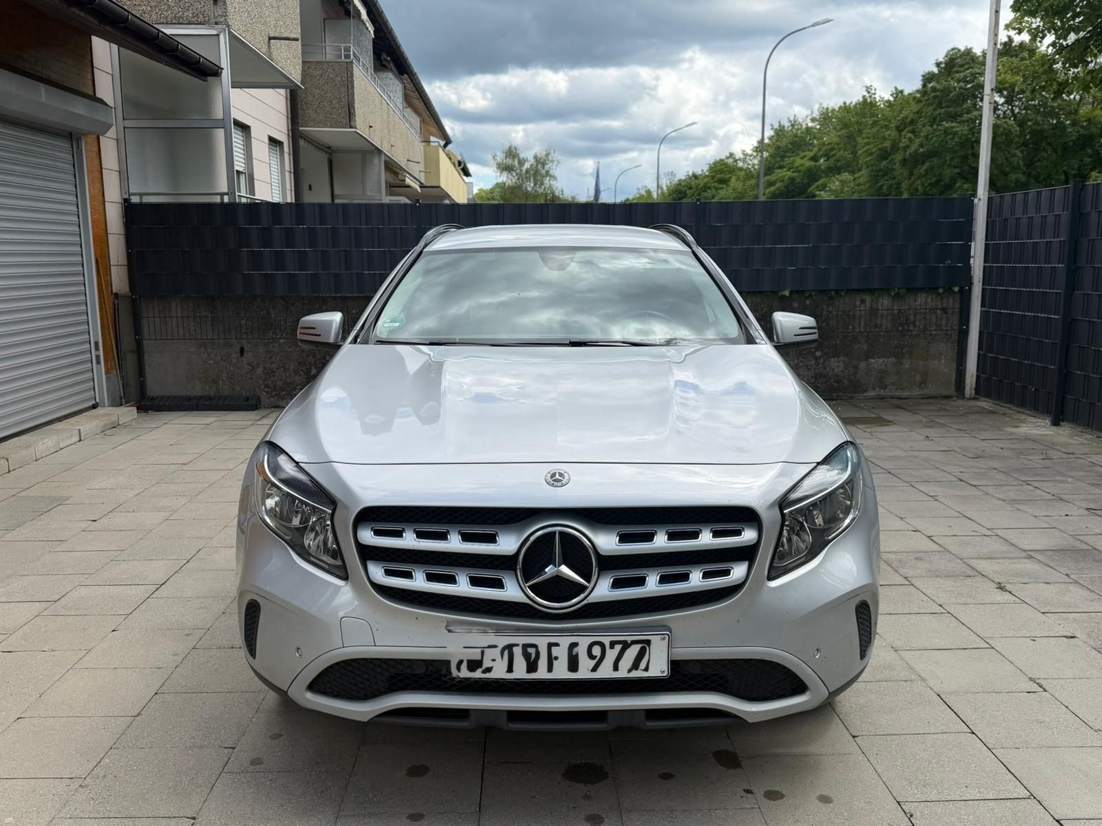 MERCEDES-BENZ GLA 180 -