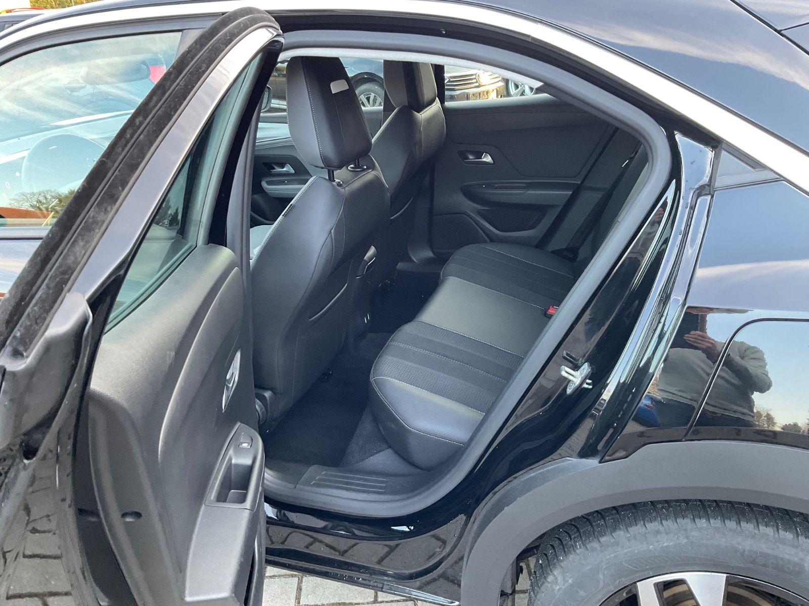 Fahrzeugabbildung Opel Mokka-e 100 kW,Kamera,Navi,Telefon,50KWH